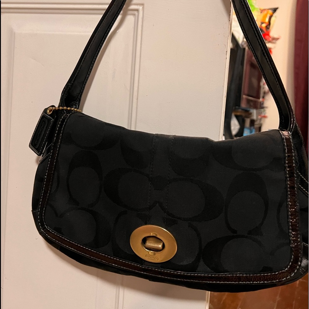 Medium size Coach shoulder bag great condition